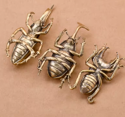 Saltamontes dorado